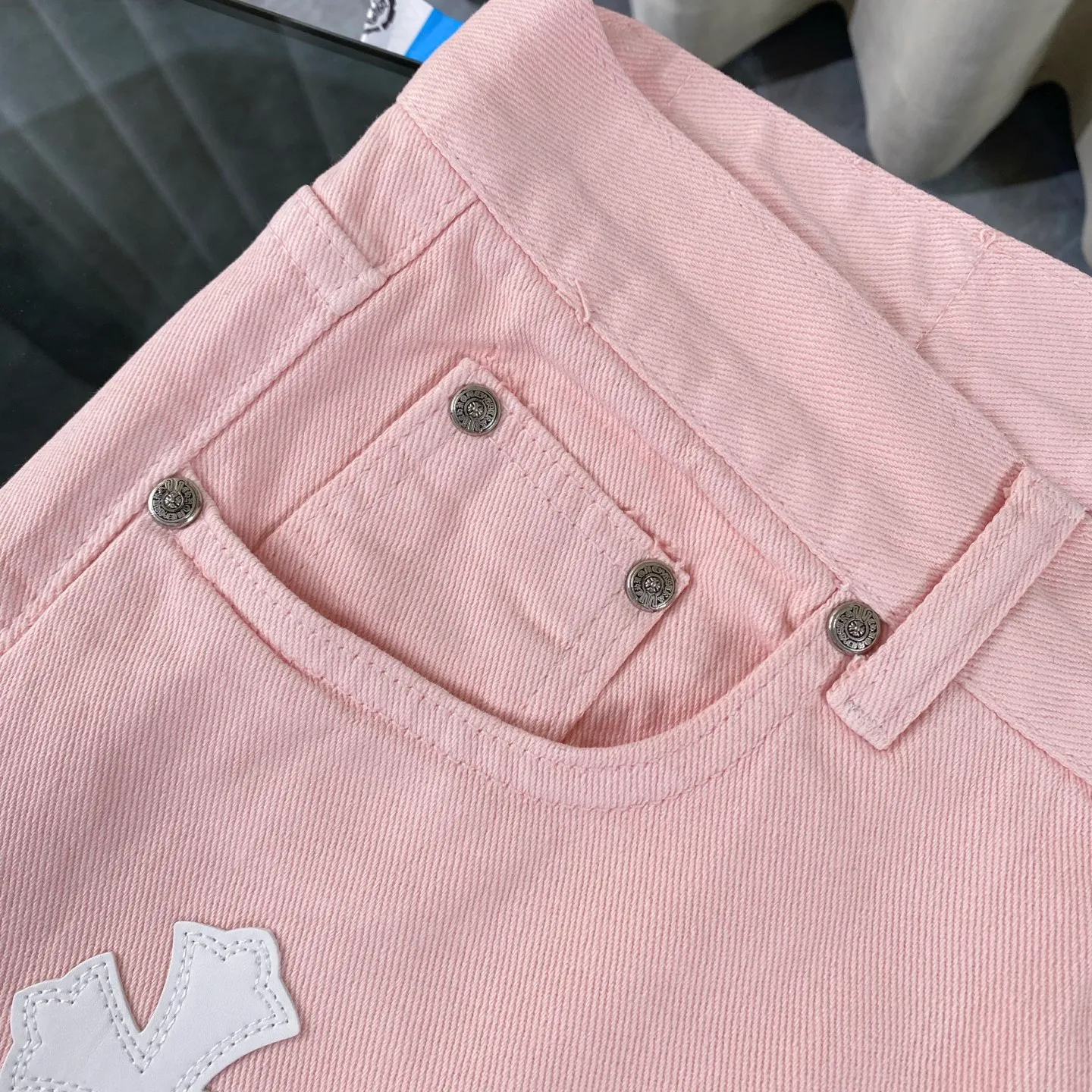 P250 CH Chromehearts 2025 new limited white cross leather couple style washed loose pink jeans 💜 Top quality ceiling quality styles with different washed textures, very friendly to people with thin legs and thick legs, the straight and loose version is very flattering to the leg shape. Moderate length that never goes out of style, easy to match with casual, basic styling for various styles, a must-have in the wardrobe! The fabric is stiff but also makes the upper body soft without losing texture. The washing process is even more perfect. It is a must-have item for everyone! ! ! Washed wheat, hang tag, pants label, complete with three labels, color: pink, size: 28, 30, 32, 34